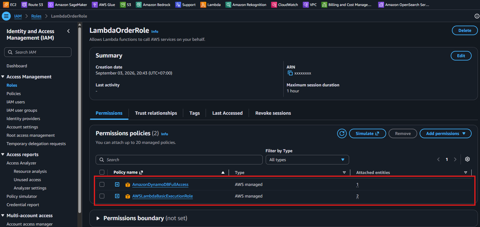 DynamoDB と Lambda basic execution の 2 policy を持つ LambdaOrderRole