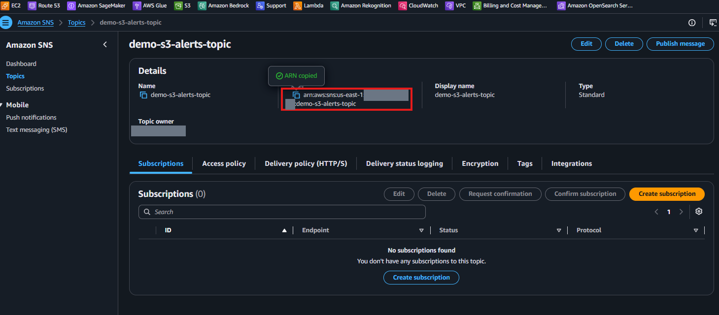 demo-s3-alerts-topic の詳細画面。ARN をコピーした直後で、Subscriptions テーブルは空